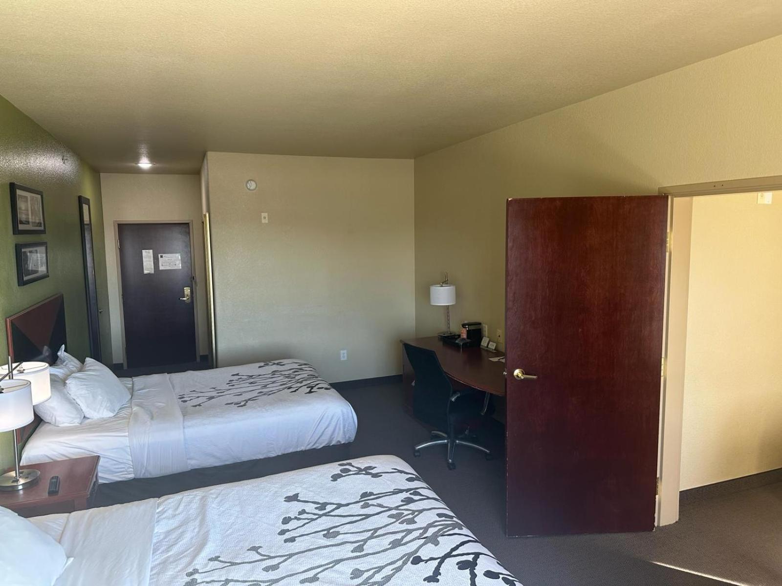 Hotel Sleep & At Six Flags 3*